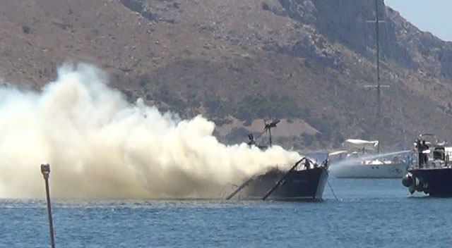 Πυρκαγιά σε ιστιοπλοϊκό σκάφος στο Λακκί Λέρου!