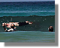 Λαθρομετανάστες ήρθαν κολυμπώντας από τα απέναντι παράλια...