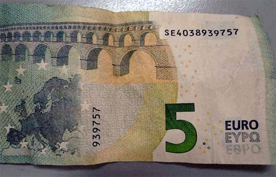 Κυκλοφορούν πλαστά χαρτονομίσματα των 5 ευρώ: τι πρέπει να προσέχετε