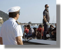 Έσκισαν το φουσκωτό και έπεσαν στη θάλασσα 38 παράνομοι μετανάστες – Μεταφέρθηκαν στη Λέρο