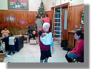 ΛΕΡΟΣ: Νέοι γονείς στόλισαν το χριστουγεννιάτικο δέντρο στο Ισιδώρειο Γηροκομείο!