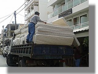 ΛΕΡΟΣ: Αποστολή 60 στρωμμάτων για ανάγκες του Κρατικού Θεραπευτηρίου Λέρου και 10 κιβώτια ειδών ένδυσης για τους μετανάστες