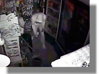 ΛΕΡΟΣ: Διαρρήκτες έριξαν σπρέι στις κάμερες ασφαλείας Μίνι Μαρκετ &#8211; Δείτε το VIDEO με την απόπειρα κλοπής