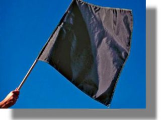 Μαύρες σημαίες μοιράζουν οι εμπορικοί σύλλογοι για τον ΦΠΑ