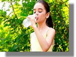 Πίνεις νερό από πλαστικό μπουκάλι για δεύτερη φορά; Δες γιατί θα πρέπει οπωσδήποτε να το σταματήσεις!