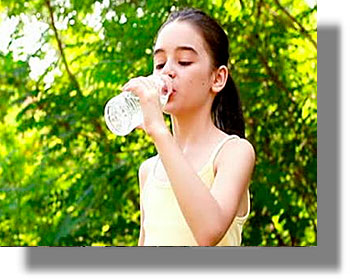 Πίνεις νερό από πλαστικό μπουκάλι για δεύτερη φορά; Δες γιατί θα πρέπει οπωσδήποτε να το σταματήσεις!