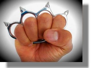 ΚΑΛΥΜΝΟΣ: 34χρονος συνελήφθη στο αεροδρόμιο επειδή είχε κρυμμένη σιδερογροθιά!