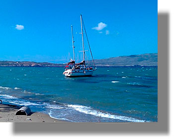 ΛΕΡΟΣ: Ιστιοφόρο σκάφος  χωρίς επιβάτες παρασύρθηκε στον Ξηρόκαμπο