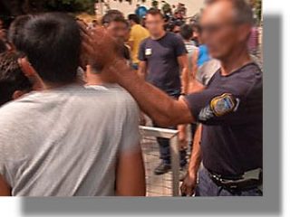 Σε διαθεσιμότητα αστυνομικός στην Κω που επιτέθηκε σε μετανάστη