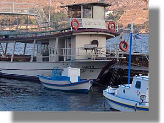 ΛΕΡΟΣ: Στην Αγ. Μαρίνα προσάραξε ξύλινο σκάφος με 225 μετανάστες