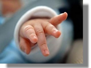 Ισόβια χωρίς ελαφρυντικά για το θάνατο από υποσιτισμό του βρέφους από τη Λέρο!