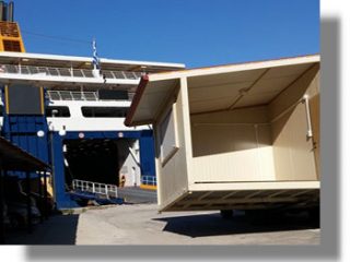 Λέρος: Με το «Blue Star» μεταφέρθηκαν στο νησί 40 οικίσκοι για τους μετανάστες