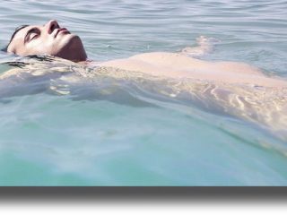 «Ξεκουραζόταν» στη θάλασσα και&#8230;τον πέρασαν για πεθαμένο!