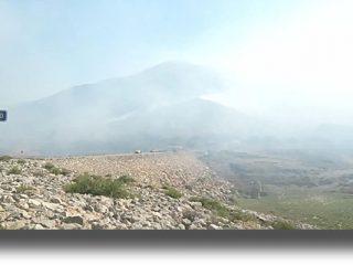 ΛΕΡΟΣ: Πυρκαγιά απειλεί στρατιωτικές εγκαταστάσεις &#8211; κατοικημένες περιοχές [VIDEO]