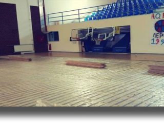 ΛΕΡΟΣ: Εργασίες στο παρκέ του κλειστού γυμναστηρίου της Μερικιάς