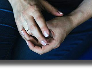 Νέα έρευνα για το «κρακ» στα δάκτυλα: Τι ανακάλυψαν επιστήμονες