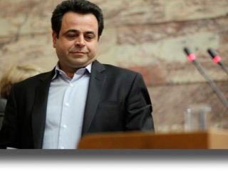 Ν. ΣΑΝΤΟΡΙΝΙΟΣ: «Αποφασίσαμε να ενισχύσουμε με επιπλέον μέσα τις προσπάθειες, ώστε να επιταχυνθεί η απορρύπανση του Σαρωνικού σε θάλασσα και ξηρά»