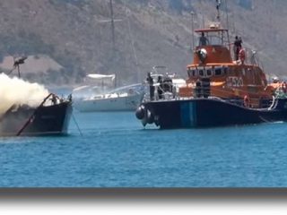 ΛΕΡΟΣ: Έκαψαν το ιστιοπλοϊκό σκάφος του Δημάρχου στο Λακκί! [VIDEO]