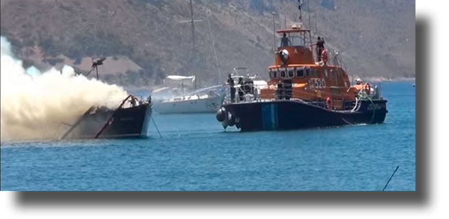 ΛΕΡΟΣ: Έκαψαν το ιστιοπλοϊκό σκάφος του Δημάρχου στο Λακκί! [VIDEO]