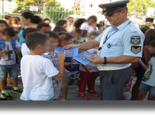 Ενημερωτικά φυλλάδια διένειμαν τροχονόμοι σε γονείς και μαθητές δημοτικών σχολείων στo Νότιο Αιγαίο