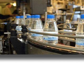 Ιχνη πλαστικών μέσα σε μπουκάλια εμφιαλωμένου νερού