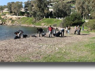 Πρόσφυγες καθαρίζουν τις παραλίες της Λέρου
