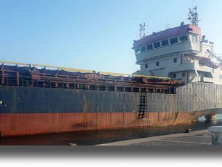 ΛΕΡΟΣ: Απομάκρυναν με ρυμουλκά από το Λακκί το παροπλισμένο πλοίο &#8220;ERINA&#8221;