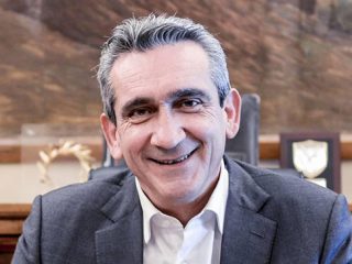 Πανελλήνιες αντιδράσεις για το εμβόλιο κατά του κορωνοϊού που έκανε στη Χάλκη ο περιφερειάρχης