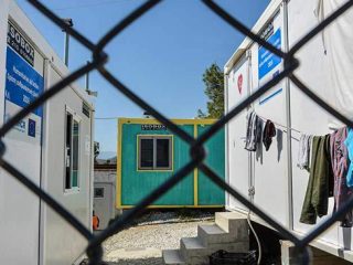 Προσφυγικό: Το «πάγωμα» της επίταξης, το ενδοκυβερνητικό ρήγμα και η μη λύση στην εξαθλίωση των προσφύγων