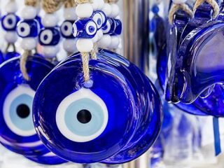 6 στους 10 Έλληνες πιστεύουν ότι ο πονοκέφαλος περνάει με το ξεμάτιασμα!