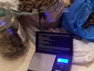 ΛΕΙΨΟΙ: Συνελήφθησαν τρία άτομα εμπλεκόμενα σε υποθέσεις ναρκωτικών