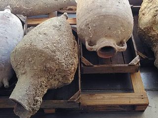 ΛΕΡΟΣ: Ανεύρεση αρχαίων αμφορέων από ψαρά