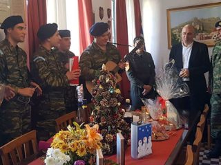 Λέρος: Τα Χριστουγεννιάτικα κάλαντα στο Δημαρχείο από τη Δημοτική Φιλαρμονική και στρατεύσιμους του 899 ΤΕ