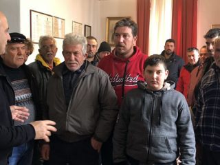 Λέρος: Υπό κατάληψη το Δημαρχείο από αγανακτισμένους αλιείς &#8211; Τους αφαίρεσαν τις άδειες