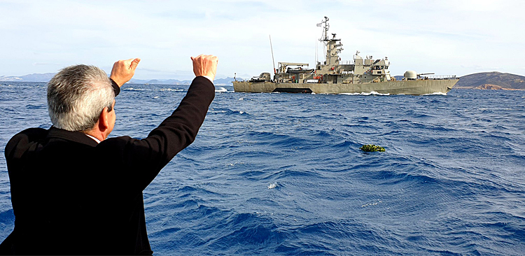 Στεφάνι στον υγρό τάφο των τριών πεσόντων ηρώων στα Ίμια, έριξε ο Περιφερειάρχης