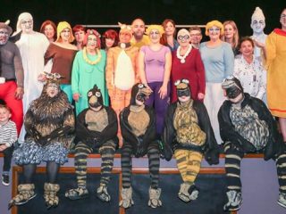 Λέρος: Με μεγάλη επιτυχία ολοκληρώθηκαν οι παραστάσεις του έργου «Ζωή μετά χαμηλών πτήσεων» από τη Θεατρική Ομάδα