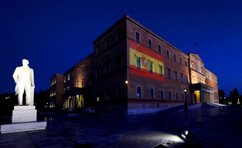 Η Βουλή φωταγωγήθηκε με τα χρώματα της ισπανικής σημαίας σε ένδειξη αλληλεγγύης προς τον λαό της Ισπανίας