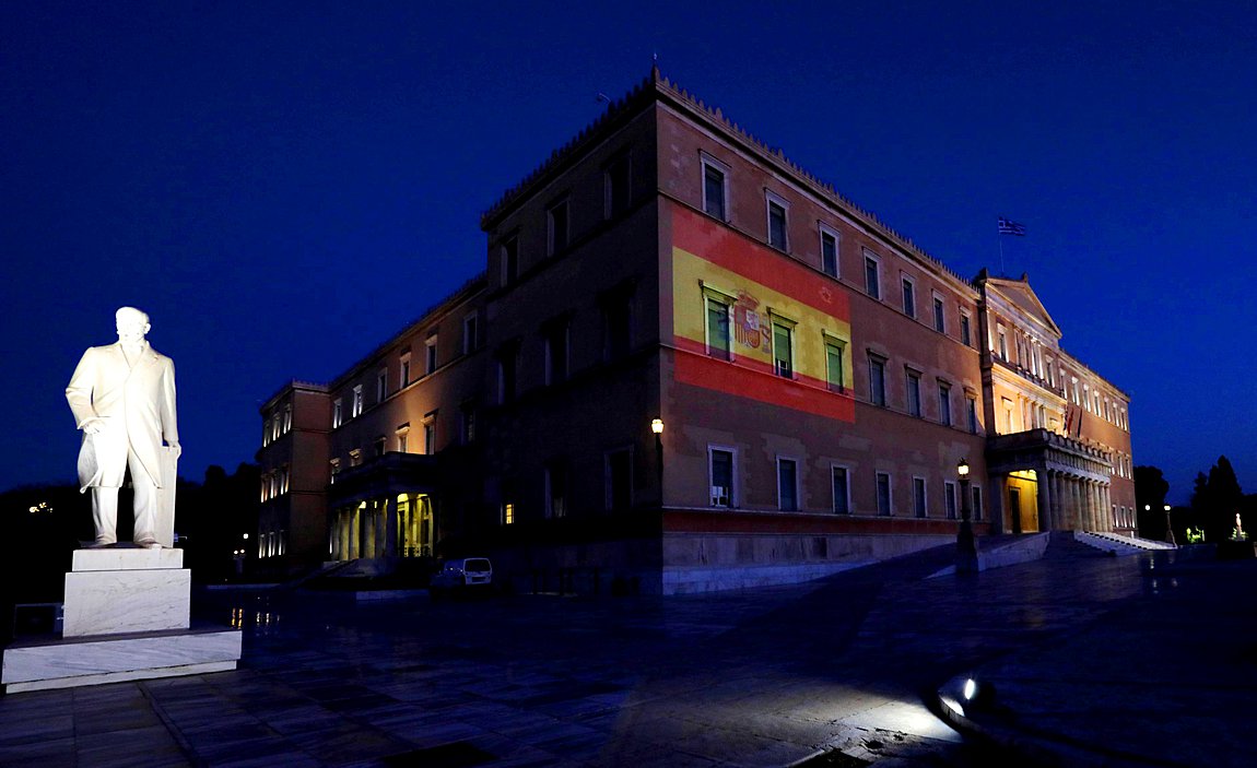 Η Βουλή φωταγωγήθηκε με τα χρώματα της ισπανικής σημαίας σε ένδειξη αλληλεγγύης προς τον λαό της Ισπανίας