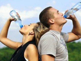 Καύσωνας: Πόσα υγρά πρέπει να πίνουμε