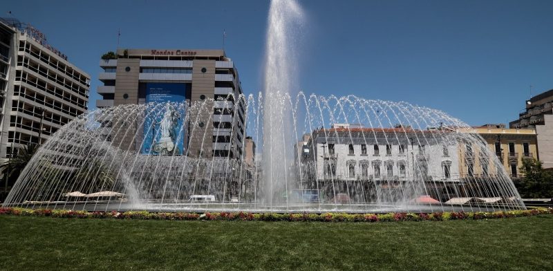 Γέμισε σαπουνάδα το νέο σιντριβάνι της Ομόνοιας – Έκπληκτοι οι περαστικοί