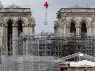Γαλλία: Η Παναγία των Παρισίων θα ξαναχτιστεί όπως ήταν πριν από την πυρκαγιά -Στην παλιά της αίγλη