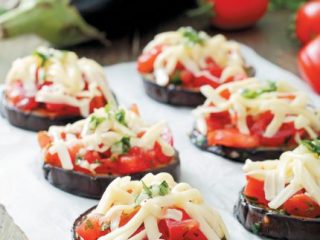 Συνταγή της ημέρας: Μελιτζάνες ψητές στο χαρτί με ντομάτα, βασιλικό και κασέρι