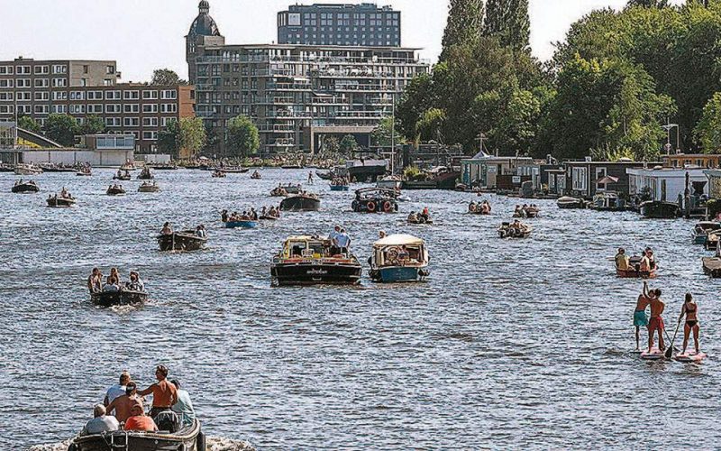 SOS εκπέμπει το Άμστερνταμ, που καταβυθίζεται