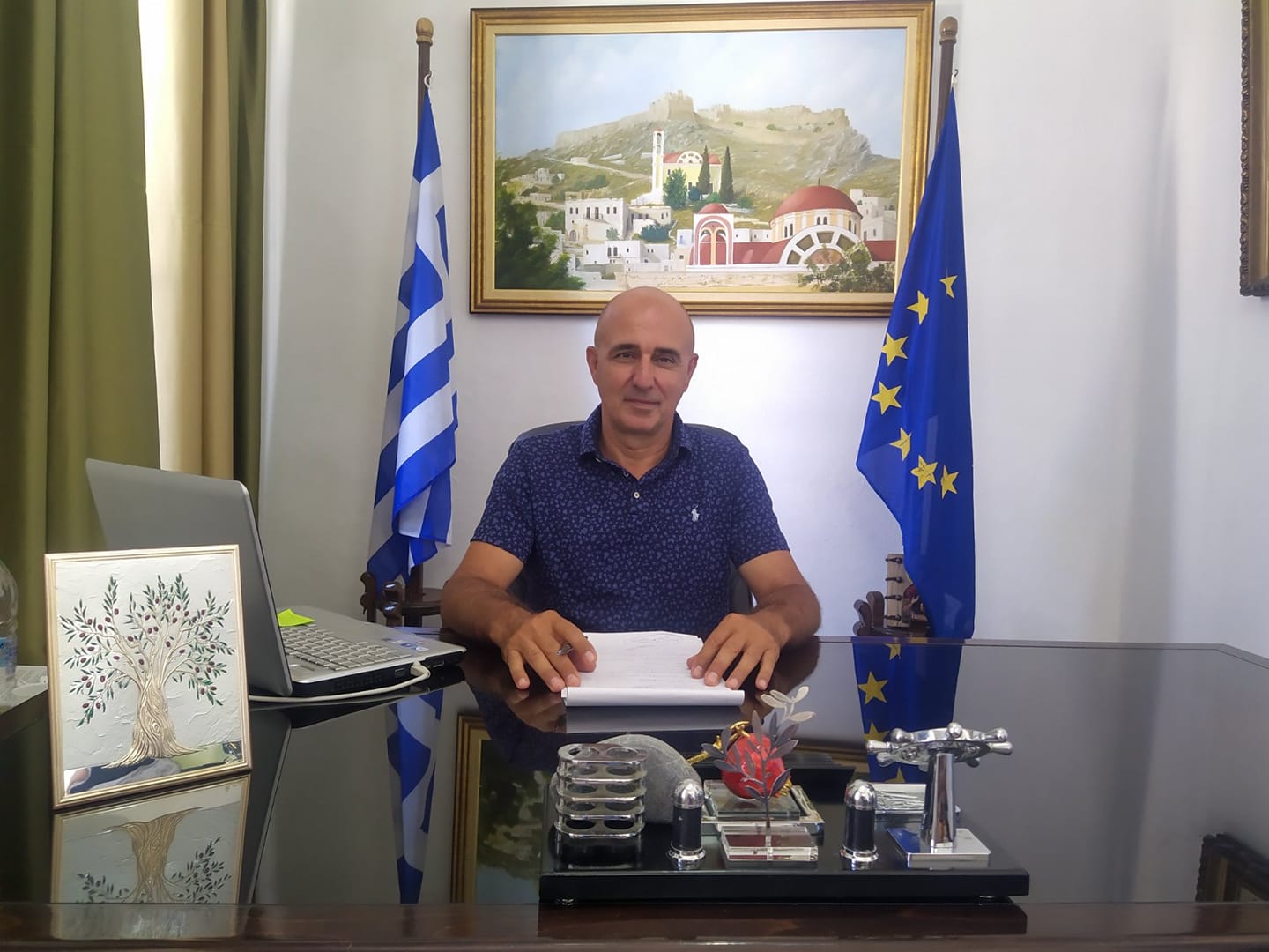 Δήμαρχος Λέρου: «Η επιθυμία κάποιων να ζουν στο σκοτάδι είναι δικαίωμά τους, αλλά δεν θα απαγορεύσουν και στους υπόλοιπους να ζουν στο φως»