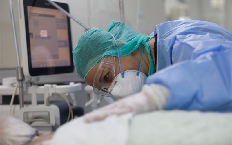 Οι φορείς του κορονοϊού είναι πιο μεταδοτικοί έως τις πρώτες πέντε μέρες μετά τα αρχικά συμπτώματα