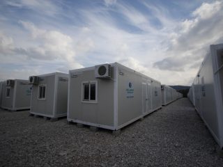 Η ομάδα επίβλεψης της κατασκευής των νέων δομών φιλοξενίας μεταναστών σε Κω, Σάμο και Λέρο