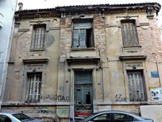 Οι Δήμοι “με χρηματοδότηση από το Δημόσιο” θα αναλάβουν την κατεδάφιση των ετοιμόρροπων κτιρίων