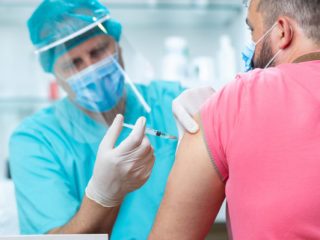 Κορωνοϊός: Τι παρενέργειες είχαν οι πρώτοι 400.000 που έκαναν το εμβόλιο της Pfizer