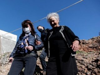 ΠτΔ από Κίναρο: H κυρά Ρήνη είναι μοναχική και γενναία- Συμβολίζει τα φετινά Χριστούγεννα με έναν τρόπο