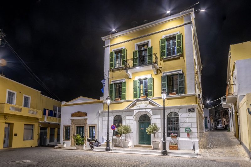 Λέρος: Αισθητικός εκσυγχρονισμός εξωτερικού φωτισμού στο κτίριο του Δημαρχείου